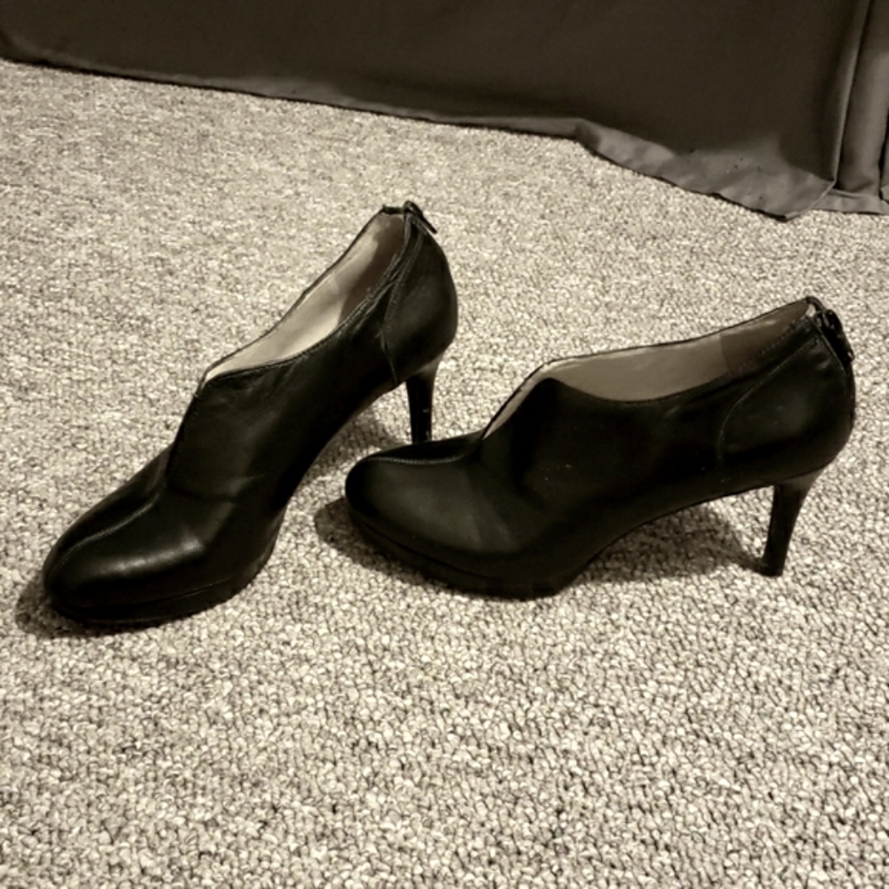Nine West black bootie, leather, size 8.5